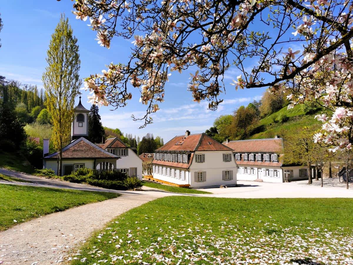Staatspark Fürstenlager, eingebettet in ein tiefes, grünes Tal mit Waldhängen und zahlreichen Spazierwegen.